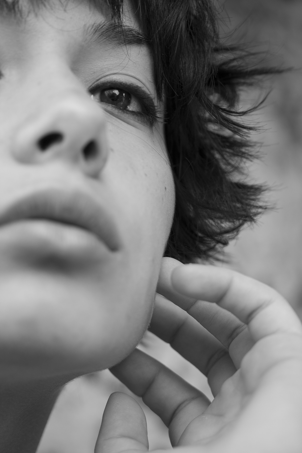 femme cheveux noirs