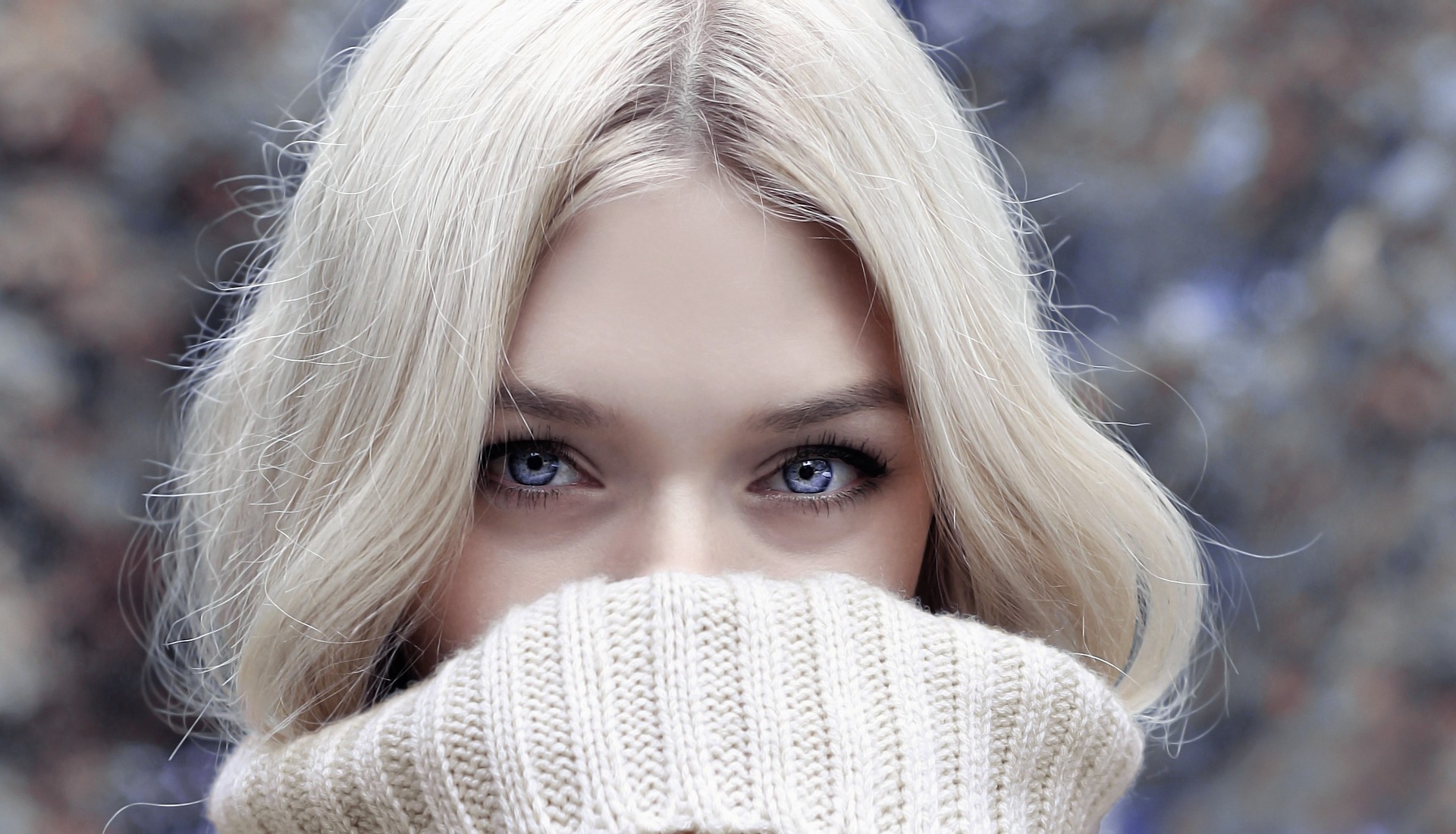 femme blonde pull