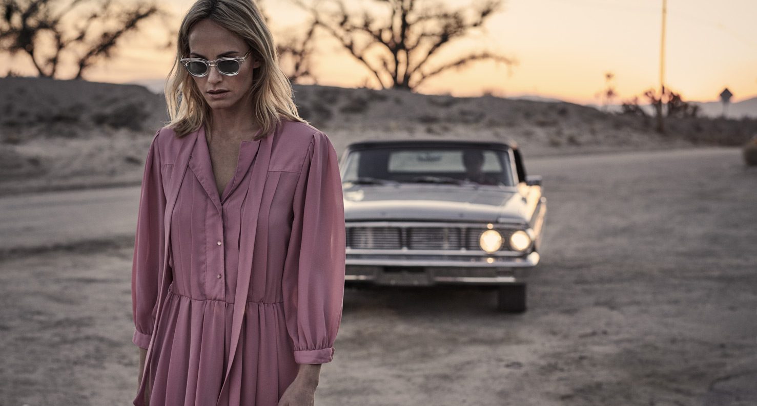 femme avec lunettes et voiture